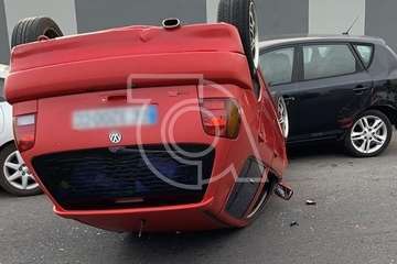 Vuelco de un turismo en la entrada a Las Huesas desde la GC-1/TA.